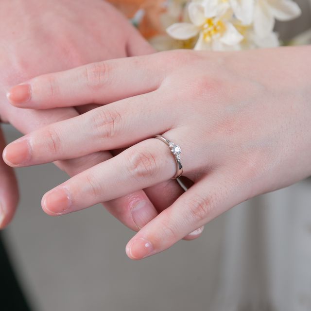 【4℃ BRIDAL(ヨンドシーブライダル)の口コミ】 中央のダイヤに存在感があり、左右のサイズ違いのダイヤが可愛さもあって…