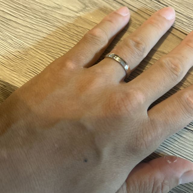 【BONDS(ボンズ)の口コミ】 ピンクゴールドとプラチナのツートンカラーのシンプルな指輪。
サンプルを…
