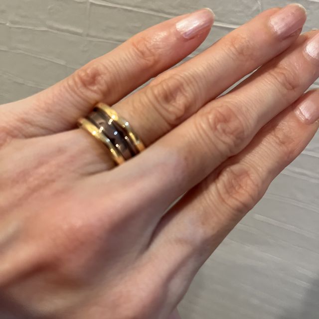 【ブルガリ(BVLGARI)の口コミ】 シンプルでどんなスタイルにも合わせやすいです。夫は小指に、私は左手の…