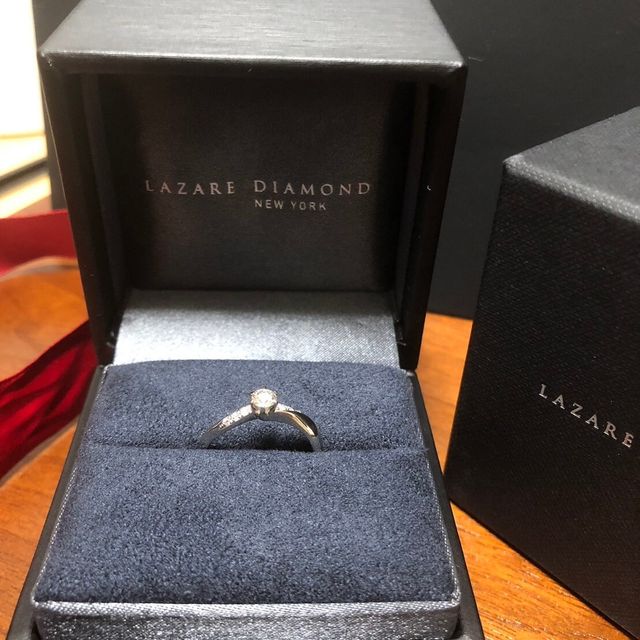 【ラザール ダイヤモンド(LAZARE DIAMOND)の口コミ】 しっかりとしたウェーブ感で、指にフィットしてつけ心地は抜群です。指が…