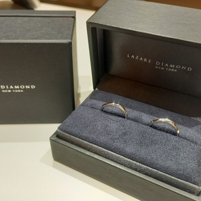 【ラザール ダイヤモンド(LAZARE DIAMOND)の口コミ】 ウェーブがかかっている婚約指輪を選んだので、それに合わせる同じくウェ…