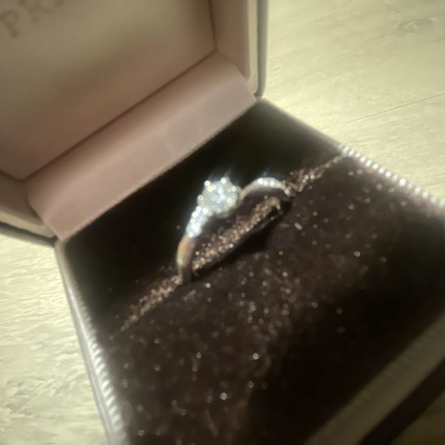 【アイプリモ(I-PRIMO)の口コミ】 何種類かの中からこちらの指輪を選ばせてもらいました。
中央のダイヤ以外…