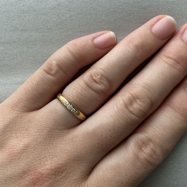 【ラザール ダイヤモンド(LAZARE DIAMOND)の口コミ】 中心に細いラインが入っているデザインです。
わたしはゴールド、夫はプラ…