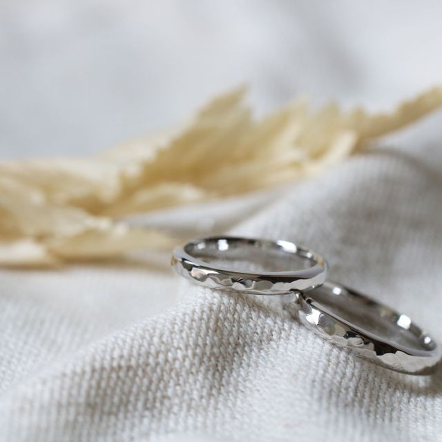 【ついぶ工房の口コミ】 内側に好きな文字を入れることができるので、それぞれの名前と結婚記念日…