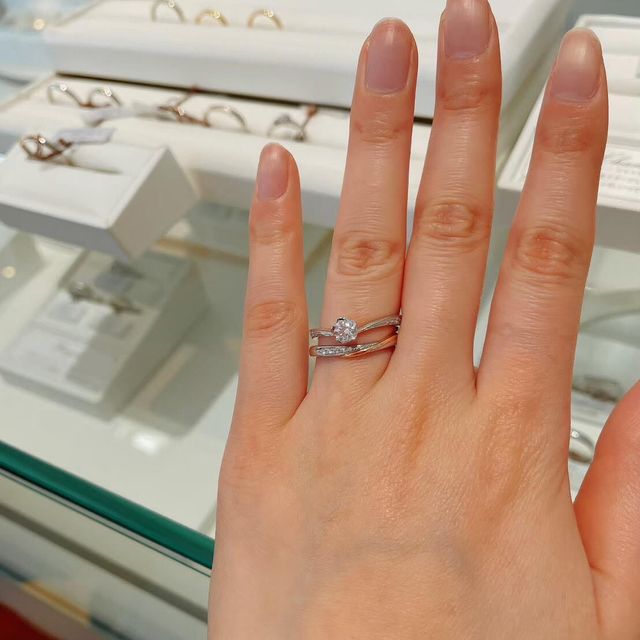 【JEWELRY STUDIO Advance(ジュエリースタジオアドバンス)の口コミ】 お花のように見えるデザインに惹かれて店舗へ伺いました。いろいろな指輪…