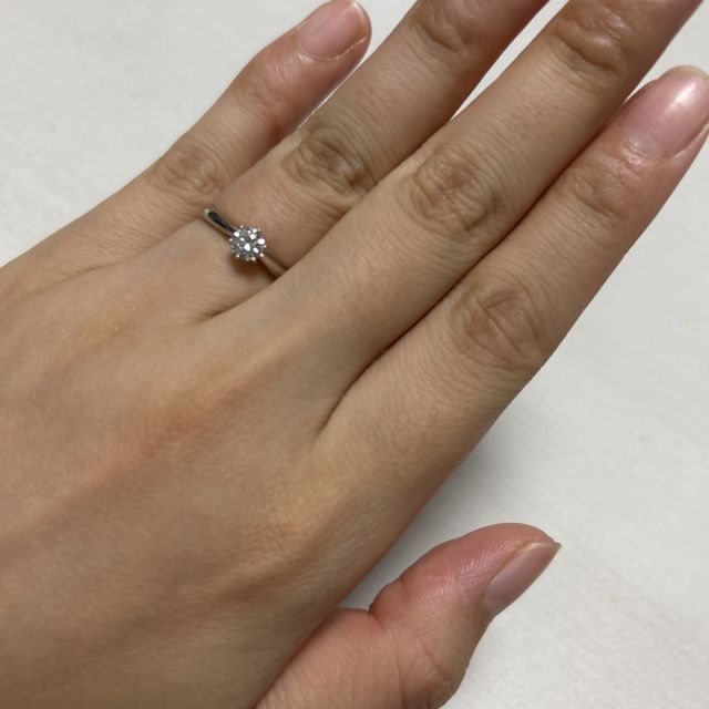 【ENUOVE(イノーヴェ)の口コミ】 シンプルでThe婚約指輪という感じで良いです。ダイヤモンドがとてもキラキ…