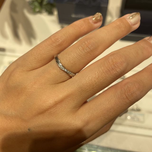 【銀座ダイヤモンドシライシの口コミ】 エクセルコのリングで迷い来店。リングの右側にダイヤが入っていて自分か…