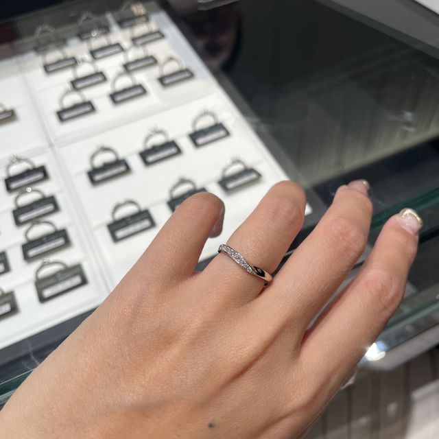 【ラザール ダイヤモンド(LAZARE DIAMOND)の口コミ】 結果小さなダイヤがたくさんついたリングにしました。ただ、色々と選ぶ中…