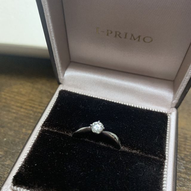 【アイプリモ(I-PRIMO)の口コミ】 ダイヤが大きすぎず、つけやすいデザインです。以前購入した結婚指輪と重…