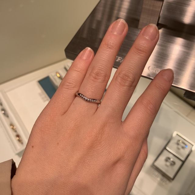 【ティファニー(Tiffany & Co.)の口コミ】 ブイになっていることで、ゆびが綺麗に見えスッキリとする点がいいなと思…