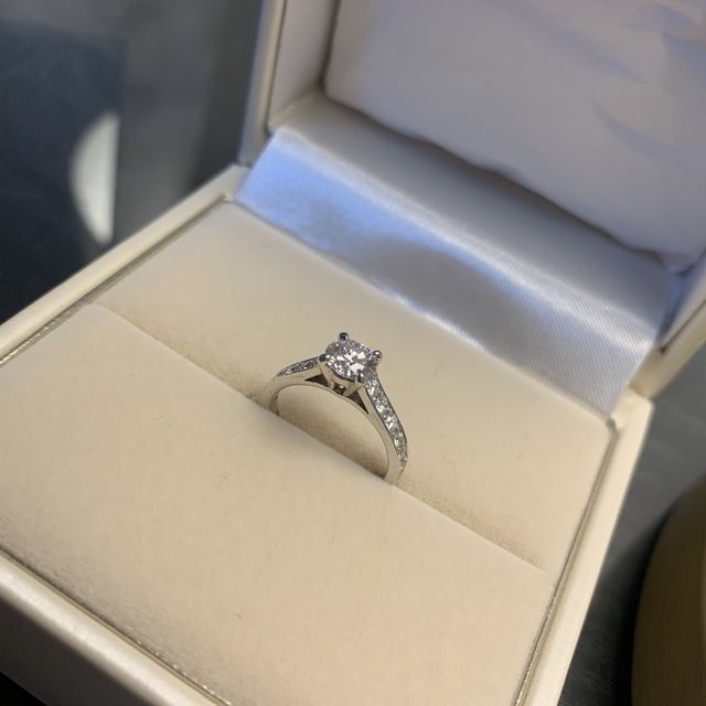 【宝寿堂(ほうじゅどう)の口コミ】 大きなセンターダイヤと、豪華なメレダイヤがお気に入りポイントです。結…