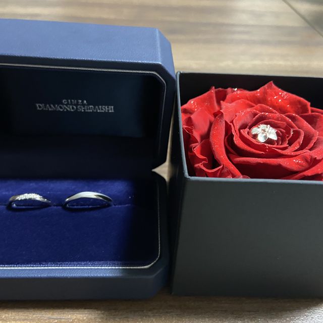 【銀座ダイヤモンドシライシの口コミ】 指が綺麗に見えるデザインです。ダイヤの留め方に特徴があるようで、服に…