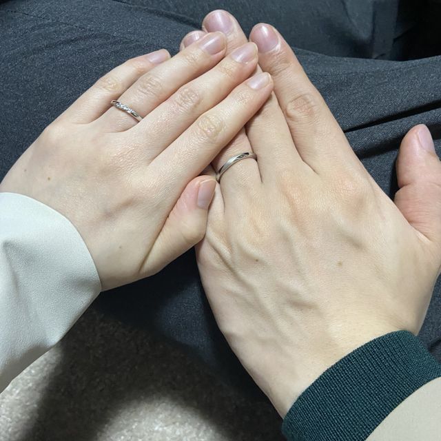 【銀座ダイヤモンドシライシの口コミ】 指が綺麗に見えるデザインです。ダイヤの留め方に特徴があるようで、服に…