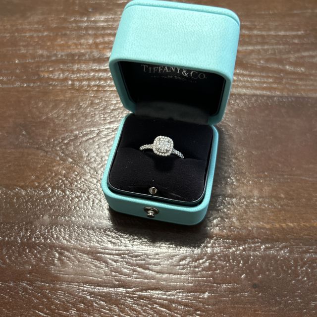 【ティファニー(Tiffany & Co.)の口コミ】 Tiffanyという伝統的な憧れのブランドでTiffanyブルーの箱は女性の憧れで…