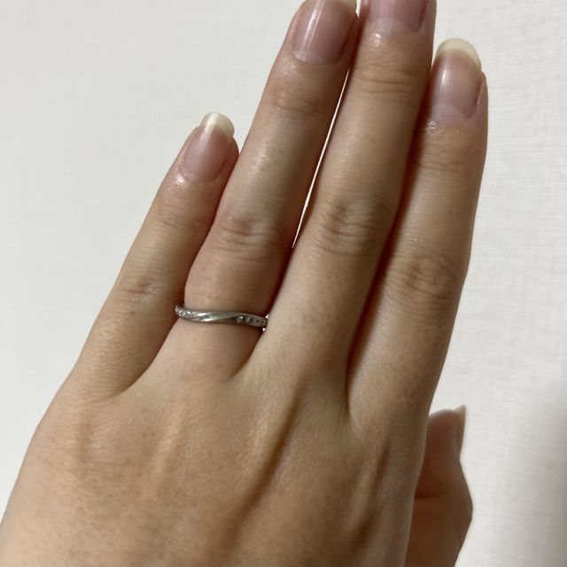 【アイプリモ(I-PRIMO)の口コミ】 初めは線が真っ直ぐのシンプルな作りの指輪を検討していましたが、自分の…