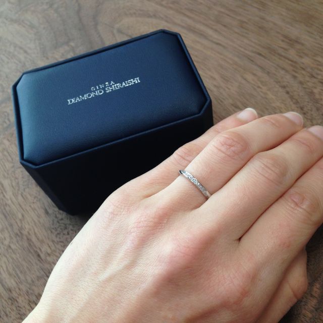 【銀座ダイヤモンドシライシの口コミ】 先に婚約指輪を購入しており、その指輪と合わせて着けて違和感のない指輪…