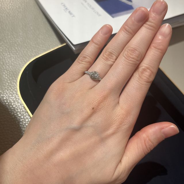 【ショーメ(CHAUMET)の口コミ】 センターストーンを抱きかかえる繊細な結び目が特徴的なデザインでした。…