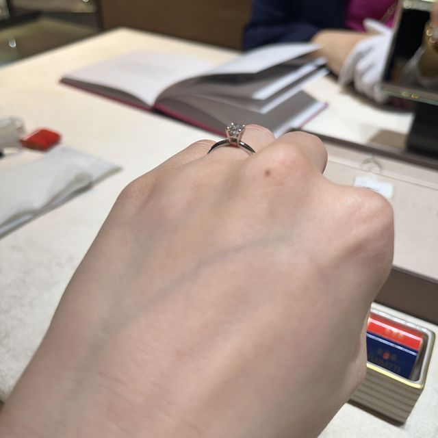 【ブルガリ(BVLGARI)の口コミ】 いくつか試着を重ねていく中で一粒ダイヤが際立つシンプルなデザインに魅…