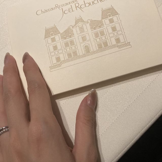 【ハリー・ウィンストン(Harry Winston)の口コミ】 フルエタニティで真ん中にねじれのあるデザインなので婚約指輪と重ね付け…