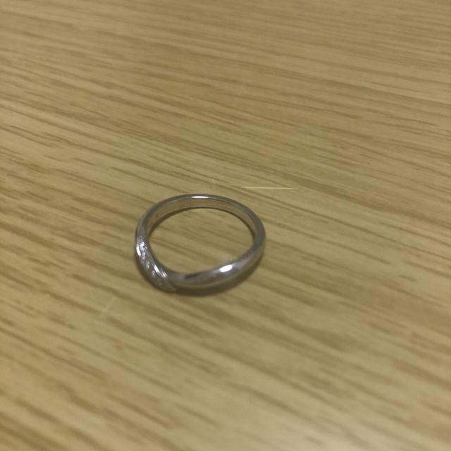 【俄(にわか)の口コミ】 和をモチーフにした指輪で、ニワカの中では比較的指輪の幅が太く、指に映…