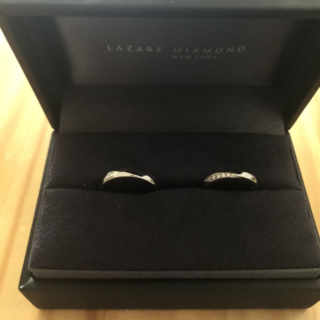 【ラザール ダイヤモンド(LAZARE DIAMOND)の口コミ】 指輪の表面にカーブがついているデザインのものが気になっており数点試着…