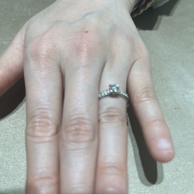 【ブシュロン(BOUCHERON)の口コミ】 一粒ダイヤに加えてアーム部分にもダイヤが散りばめられており、その美し…