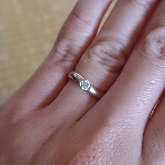 【俄(にわか)の口コミ】 婚約指輪と一緒の結婚指輪だったので、ダイヤが付いたものを希望していま…