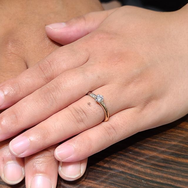 【AMATSU(アマツ)の口コミ】 2色の綺麗なグラデーションのS字リングで一目惚れして選びました！テーマ…