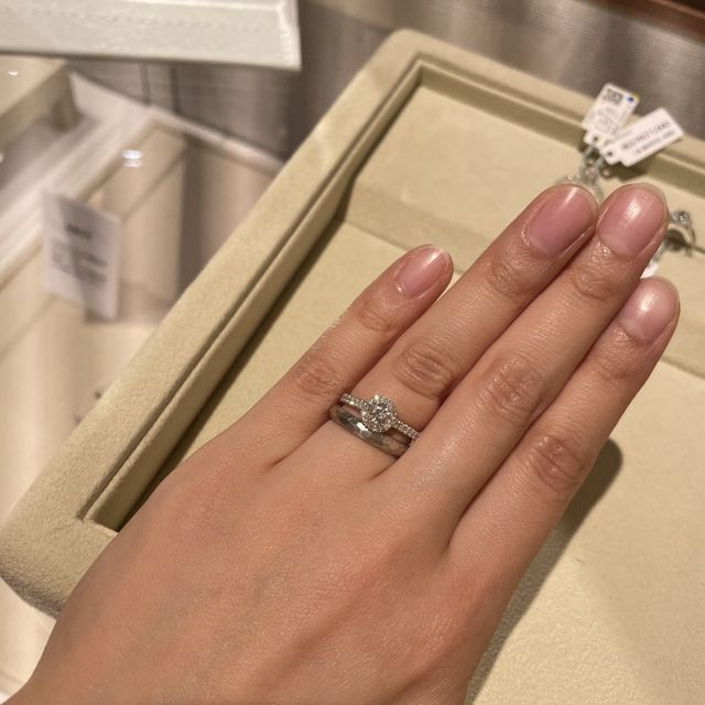 【和光ブライダルブティックギンザの口コミ】 真ん中にダイヤモンドがあり、さらにまわりを囲っているデザインなので、…