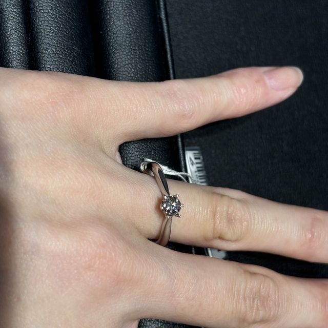 【銀座ダイヤモンドシライシの口コミ】 ホワイトリリーのデザインの指輪を選びました。シンプルな形でダイヤモン…