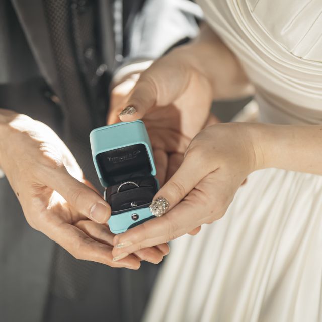 【ティファニー(Tiffany & Co.)の口コミ】 結婚指輪と重ね付けしやすい婚約指輪です。
どこから見ても綺麗なフルエタ…