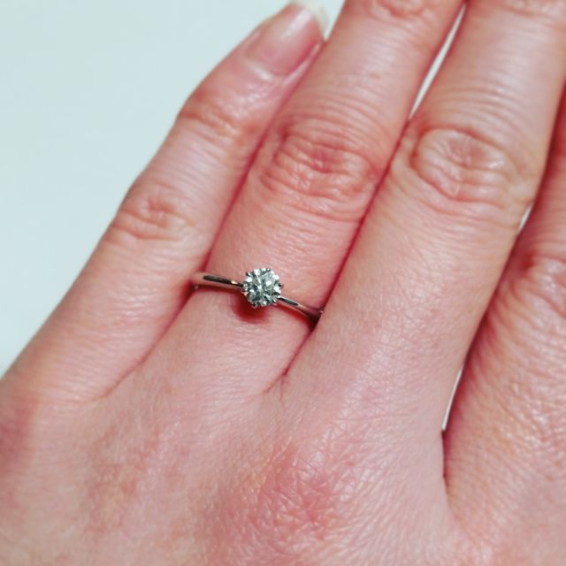 【俄(にわか)の口コミ】 細いリングを探して、一目惚れしました。一粒ダイヤが映える繊細で上品な…