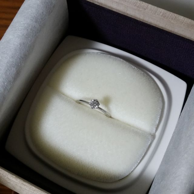 【俄(にわか)の口コミ】 細いリングを探して、一目惚れしました。一粒ダイヤが映える繊細で上品な…
