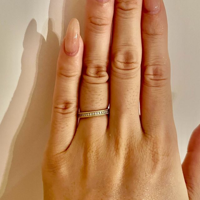 【ENUOVE(イノーヴェ)の口コミ】 このハーフエタニティリングのデザインは、まさに多用途性が魅力です。カ…