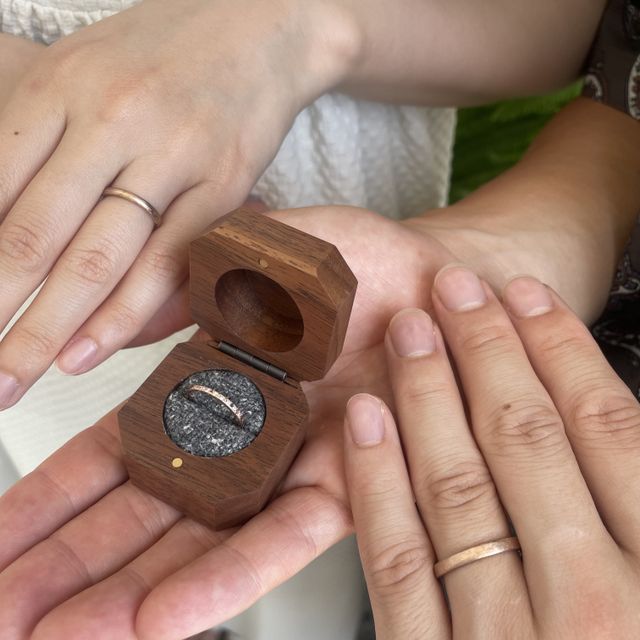 【鎌倉彫金工房の口コミ】 素材は結婚指輪、婚約指輪ともにK18ピンクゴールドにしました。結婚指輪は…