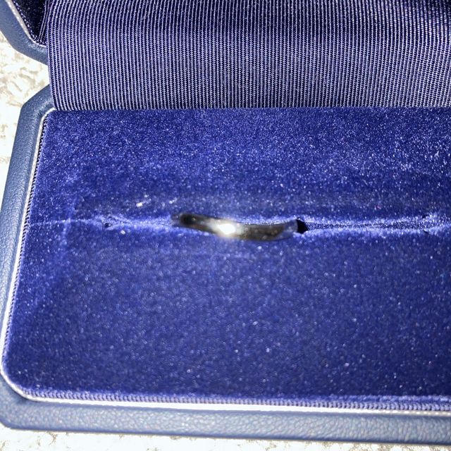 【銀座ダイヤモンドシライシの口コミ】 シンプルで男性でもつけやすいところが気に入って購入しました。彼女が少…