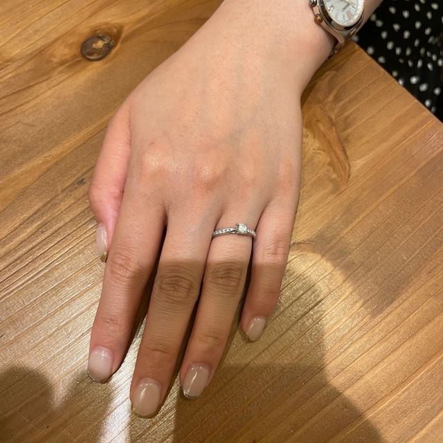 【銀座ダイヤモンドシライシの口コミ】 しっかりダイヤモンドが付いてる割には派手すぎず上品な感じのデザインな…
