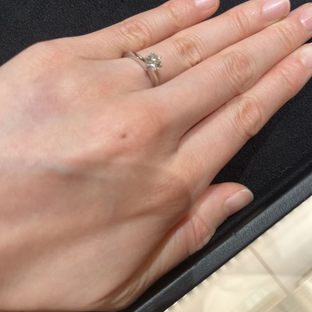 【ティファニー(Tiffany & Co.)の口コミ】 一粒ダイヤが際立つソリティアリングをお試ししました。ティファニーとい…