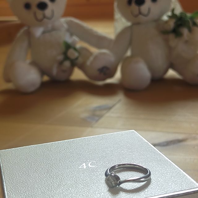 【4℃ BRIDAL(ヨンドシーブライダル)の口コミ】 飽きのこないシンプルなデザインがダイヤモンドを引き立てます。指輪の内…