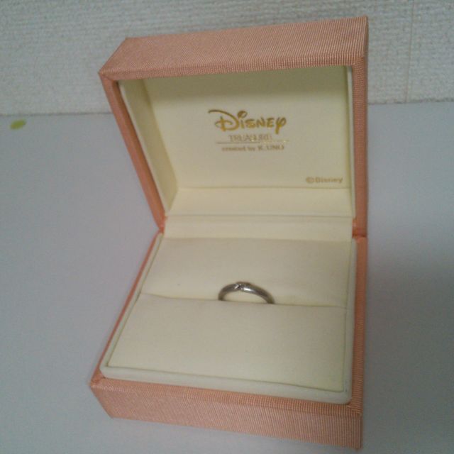 【ケイウノ ブライダル(K.UNO BRIDAL)の口コミ】 ペアリングなので、主人の結婚指輪と合わせるとミッキーの手の部分が重な…
