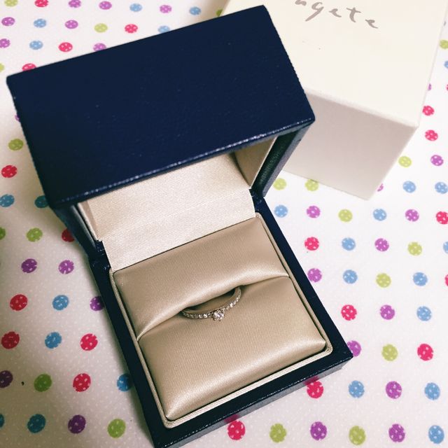 【agete(アガット)の口コミ】 彼の限りある予算の中で様々な指輪を試着してきました。こちらの指輪も色…