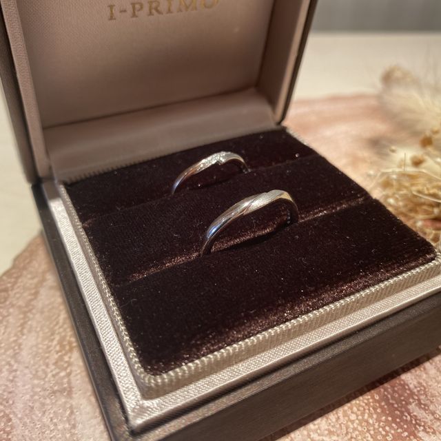 【アイプリモ(I-PRIMO)の口コミ】 ペアで指輪が重なるデザインがとてもお気に入りです。
男性用はセミマット…