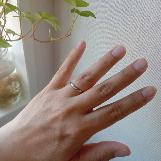 【Disney The Little Mermaid（ディズニー リトル・マーメイド）の口コミ】 リングの表面が細かくカットされていて、キラキラと輝いています。水面の…