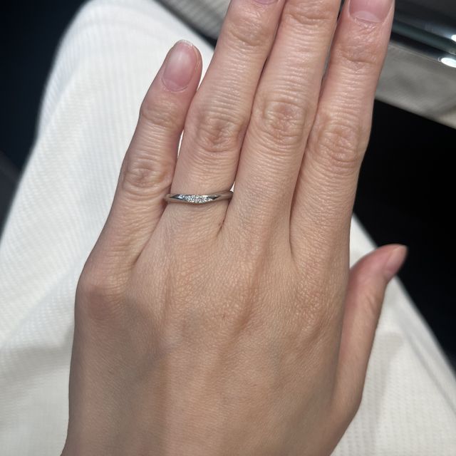 【ラザール ダイヤモンド(LAZARE DIAMOND)の口コミ】 ダイヤがとてもきれいに見える。薬指の水かきの部分が左右で高さが違うの…