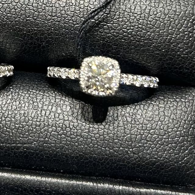 【エクセルコダイヤモンド(EXELCO DIAMOND)の口コミ】 とにかく可愛いです！ダイヤモンドは0.4カラットですが土台が大きく見せて…