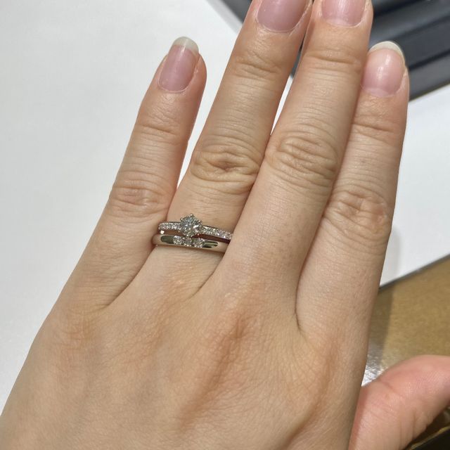 【ラザール ダイヤモンド(LAZARE DIAMOND)の口コミ】 リングの内側が丸みを帯びていて着用したときに違和感がないです。外すと…