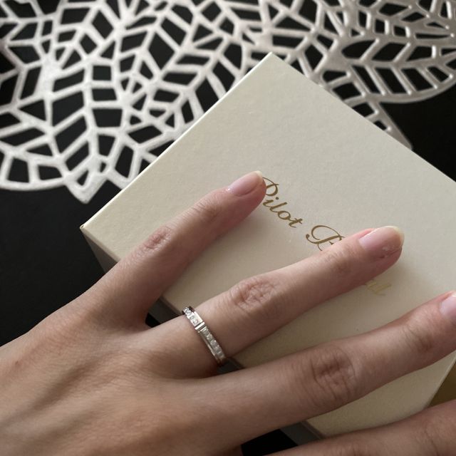 【PILOT BRIDAL(パイロットブライダル)の口コミ】 デザインはシンプルでとてもダイヤが綺麗です。妊娠中でもあったのでアレ…