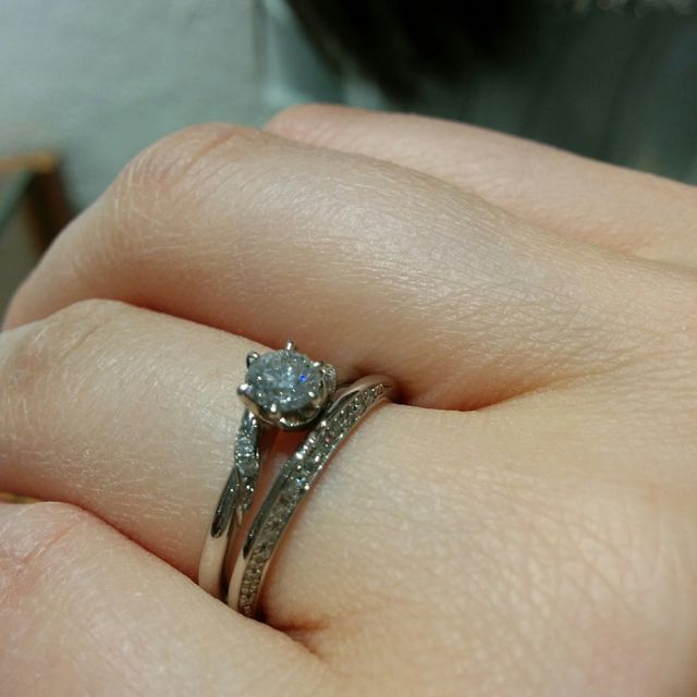 【銀座ダイヤモンドシライシの口コミ】 店員さんの対応も良く、他に色々なお店を見て試着をしてきたが、2人の指に…