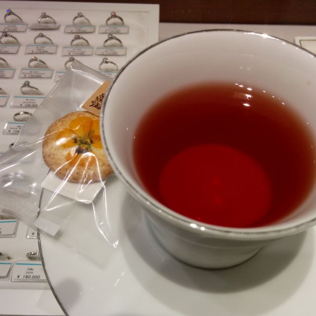 【銀座ダイヤモンドシライシの口コミ】 店員さんの対応も良く、他に色々なお店を見て試着をしてきたが、2人の指に…