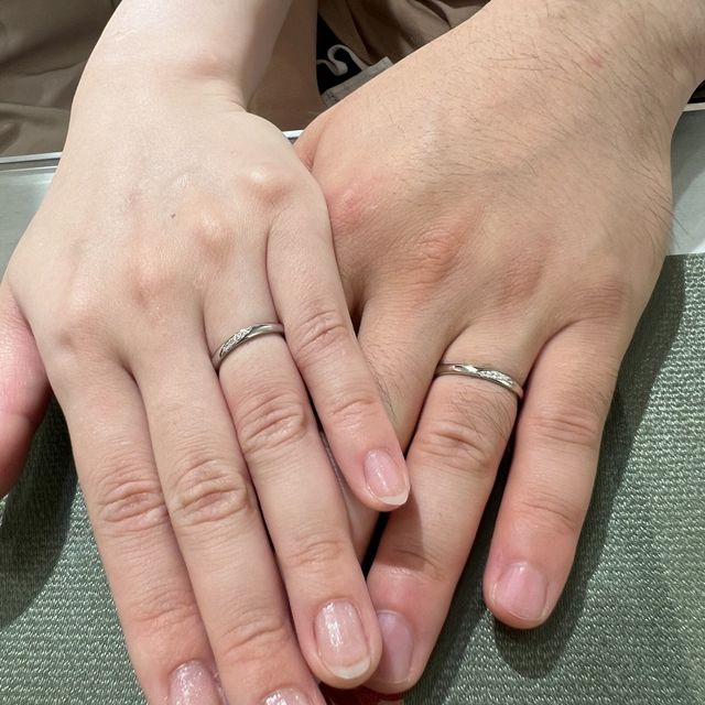 【ROYAL ASSCHER(ロイヤル・アッシャー)の口コミ】 ダイヤがななめに入るデザインでシンプルですが、上品な綺麗さ、可愛らし…